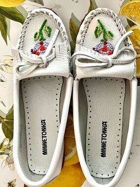 MINNETONKA Womens White Floral Beaded Moccasins Size 8 $93
